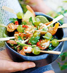 Brochettes de crevettes marinées au lait de coco