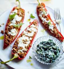 Gefüllte Spitzpaprika mit Joghurt-Spinat
