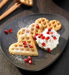 Prosecco-Waffeln mit Granatapfelsahne