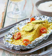 Salmón al vapor con verduras de verano