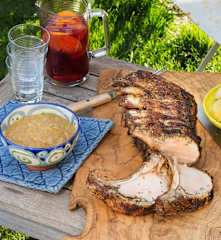 Carré de cerdo a la parrilla con cebolla caramelizada y manzanas