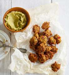 Pataniscas de frango com dip de abacate e grão