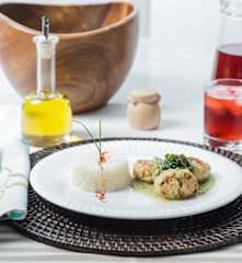 Arroz y canicas de pollo rellenas de queso de cabra en salsa poblana