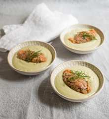 Avocadokaltschale mit Räucherlachsverhackertem