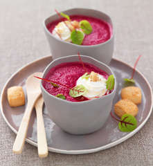 Gazpacho di barbabietola con formaggio di capra e noci