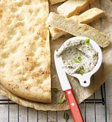 Focaccia z pastą serową z oliwkami