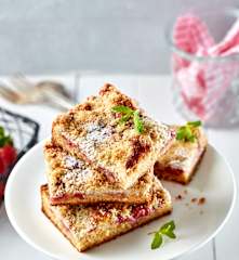 Erdbeer-Blondies mit Macadamianuss-Streuseln