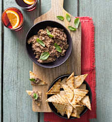 Crispy bread with tapenade