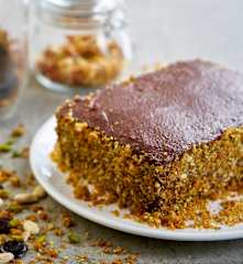 Bolo de chocolate e avelã com praliné