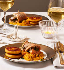 Saiblingsröllchen mit Kürbis-Sauerkraut und Kartoffelplätzchen