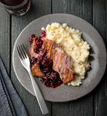 Petto d'anatra con salsa alle more e purè di sedano rapa