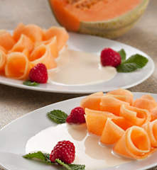 Carpaccio de melón con sabayón de moscatel