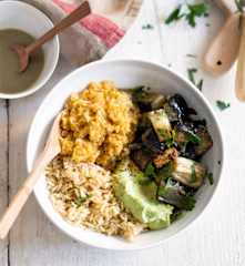 Menu veggie - Aubergines en curry, lentilles corail, crème d'avocat et riz complet