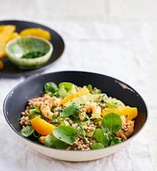 Salada de trigo sarraceno com camarão, agrião e laranja