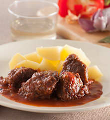 Carrilleras en salsa con pimientos rojos