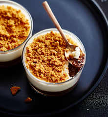 Kokoscreme mit Schokolade und Spekulatius