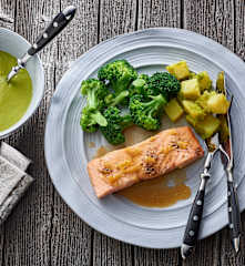 Menu com creme de ervilha e gengibre, salmão com limão, brócoli e batata