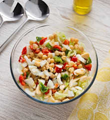 Ensalada de garbanzos con vinagreta de pimientos