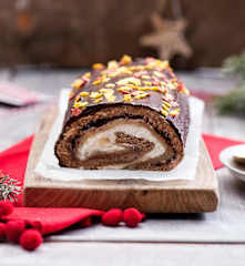 Rolada piernikowa z kremem i marcepanem