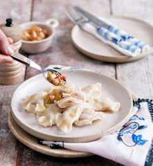 Pierogi z farszem z surowych ziemniaków i boczku