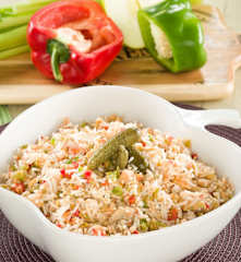 Sałatka ryżowa z tuńczykiem i oliwkami