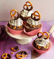 Schoko-Erdnuss-Cupcakes mit weißer Schokocreme