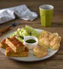 雲朵蛋白佛卡夏佐檸香青醬