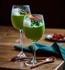 Gekühlte Erbsen-Gazpacho mit Buttermilchschnee