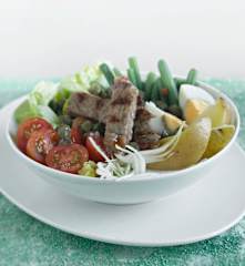 Bol de ensalada niçoise con entrecot