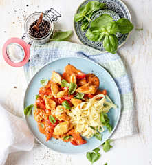 Paprika-Hähnchen-Geschnetzeltes zu Bandnudeln