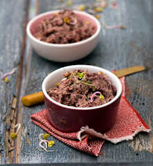 Pasta z czerwonej fasoli z czarnuszką