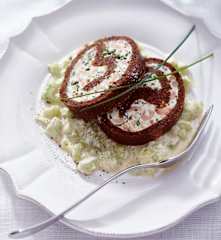 Krabben-Roulade im Pumpernickel-Mantel mit Schmand-Gurken-Ragout