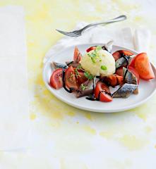 Ensalada de tomate y sardina ahumada con helado de aceite de oliva