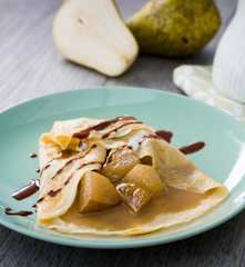 Crêpes con pera y chocolate