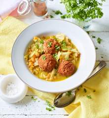 Sopa de couve com almôndegas de aves