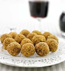 Bolinhas de queijo de cabra, uvas e pistácio