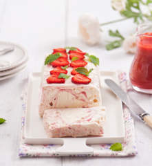 Semifreddo z truskawkami i bezami