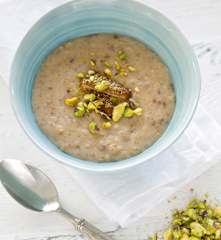Oat porridge with dates and cardamom