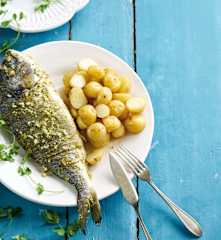 Dourada recheada com pesto de coentros