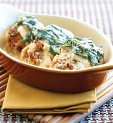 Bifes de frango recheados com tomate seco e mozarela de búfala com molho de espinafres