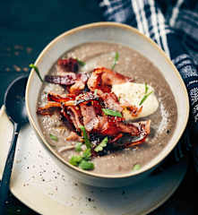 Soupe de champignons marrons-bacon