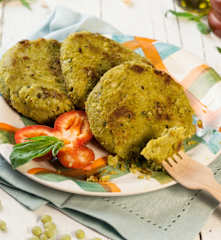 Burger di azuki verdi e pinoli al profumo di basilico