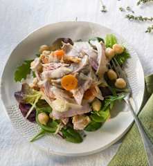 Ensalada de pollo en escabeche con garbanzos