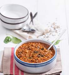 Strączkowy gulasz z czarnuszką i szpinakiem