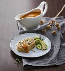 Polpettone in crosta con salsa alla zucca e cavoletti di Bruxelles (vegan)