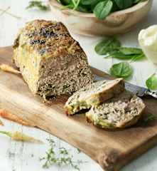 Terrina de ternera, salchichas y espinacas