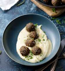 Boulettes lentilles-champignons, purée de chou-fleur, sauce à la moutarde