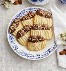 Biscotti spritz al cioccolato e noci pecan