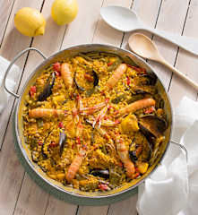 Paella mixta rústica