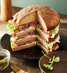 Mini-Brottorte mit Roastbeef und Senfcreme